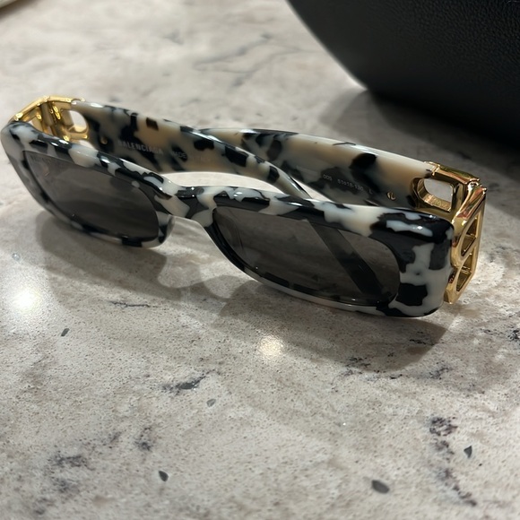 Balenciaga DYNASTY RECTANGLE SUNGLASSES IN WHITE - Picture 3 of 11